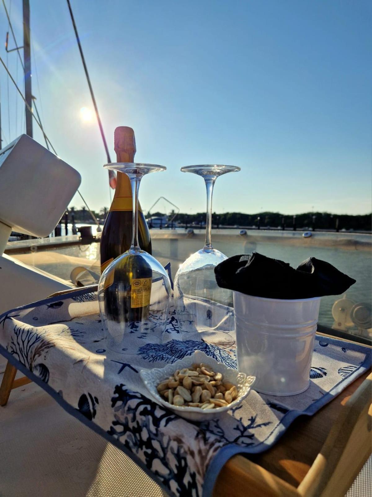 Botel Scoglietto Fiumicino, Aperitivo E Colazione Incluse - Bici Comprese Nel Prezzo- Barca A Motore Fiumicino