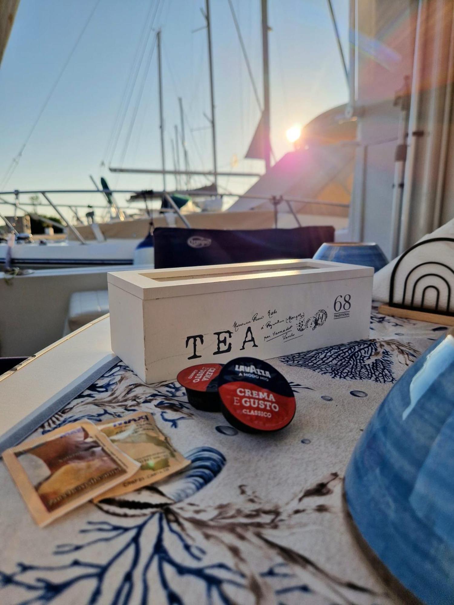 Botel Scoglietto Fiumicino, Aperitivo E Colazione Incluse - Bici Comprese Nel Prezzo- Barca A Motore *